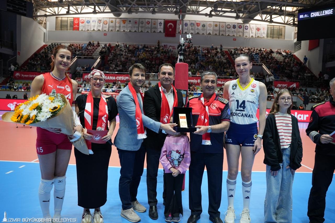 Voleybolun yıldızlarından İzmir İtfaiyesi’ne teşekkür