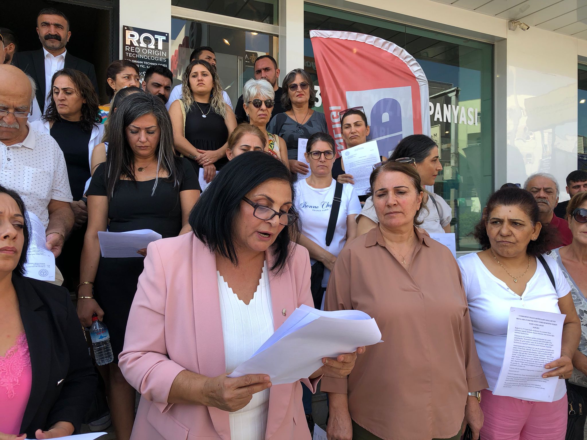 CUMHURİYET HALK PARTİSİ KADIN KOLLARI’NIN OKULLARDA ÜCRETSİZ ÖĞÜN VERİLMEMESİNE İLİŞKİN BASIN AÇIKLAMASI