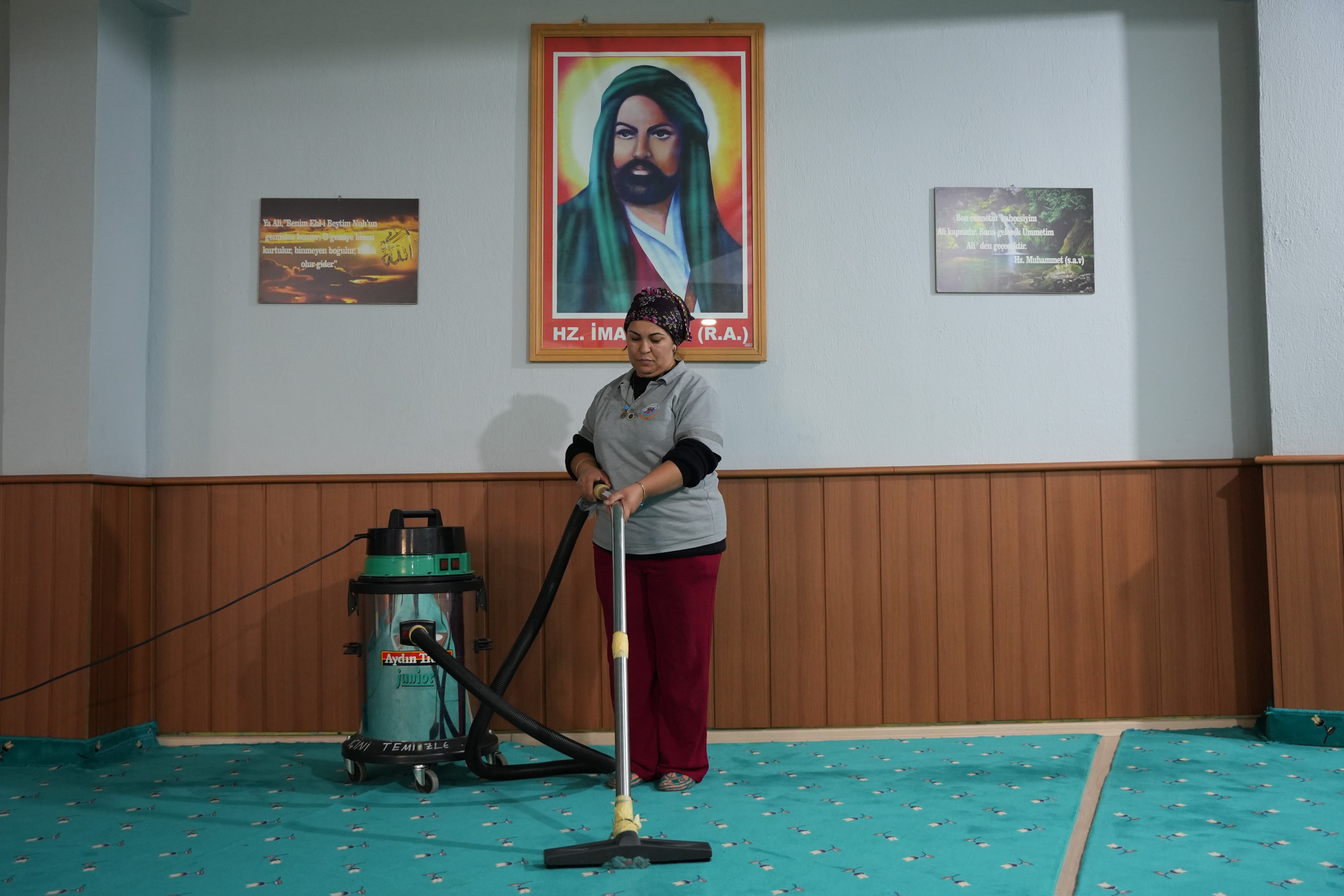 KEMALPAŞA’DA İBADETHANELER DÜZENLİ OLARAK TEMİZLENİYOR